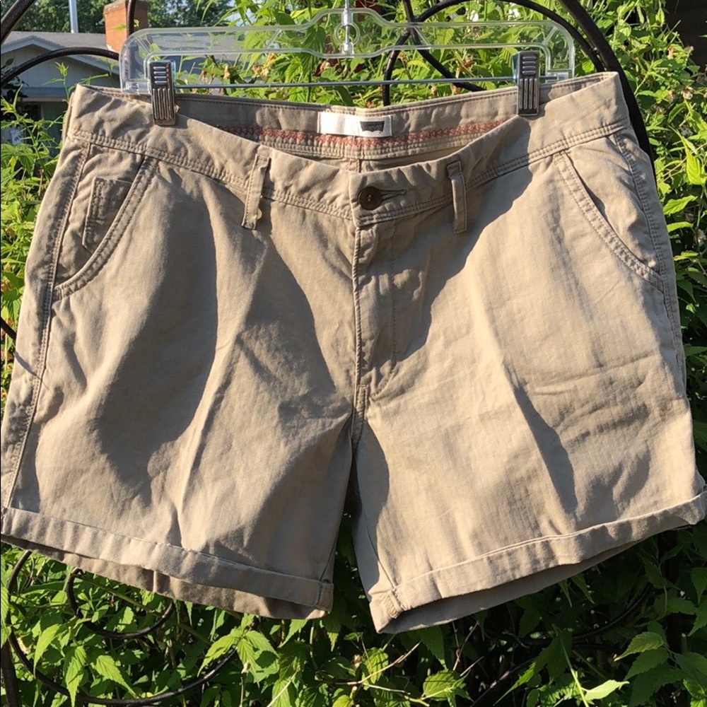 Levi's Beige Cotton denim women Shorts with Pockets size 31